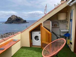 加拉奇科Vv La Joya Del Mar Suites的度假屋配有洗衣机和椅子