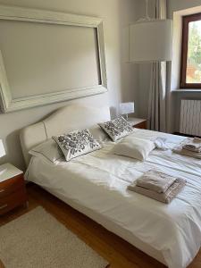 Andorno MiccaCascinaMirta的一张白色的床,上面有两个枕头