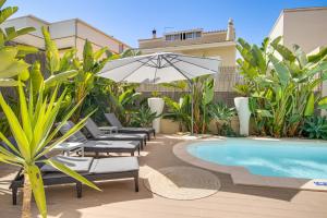 阿尔布费拉Private Deluxe 3BD Villa Pool Wi-Fi AC BBQ的一个带躺椅和遮阳伞的游泳池