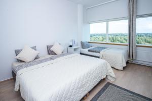 赫尔辛基Flexi Homes Itäkeskus的一间卧室设有两张床和大窗户