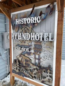 帕尔默Snodgrass Suite 301, Hyland Hotel的一座历史悠久的芦 ⁇ 酒店在建筑上的标志