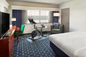 阿林顿阿灵顿水晶城/里根国家机场万怡酒店的一间酒店房间,房间里放着自行车