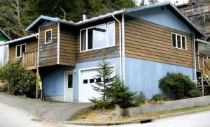 克奇坎Coho Bungalow Ketchikan Alaska的蓝色和棕色的小房子