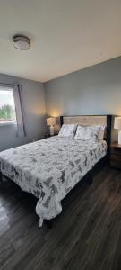克奇坎Coho Bungalow Ketchikan Alaska的一间卧室,卧室内配有一张大床