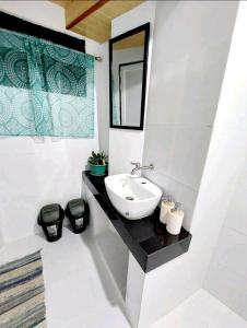 碧瑶Simple Room in a Transient House的一间带水槽和镜子的浴室