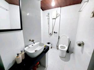 碧瑶Simple Room in a Transient House的白色的浴室设有水槽和卫生间。