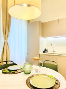 米兰Tarra Luxury Suite的一张带绿色和白色盘子的餐桌