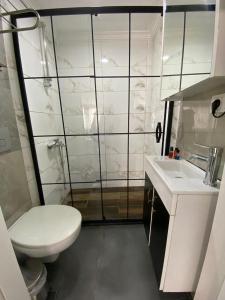 伊斯坦布尔Kadıköy Linda Hotel的白色的浴室设有卫生间和水槽。