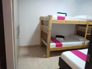 亚美尼亚Alquiler por días en Armenia Casahotel Villahermosa的一间卧室配有两张双层床。