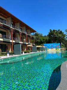象岛Kai Bae Beach Resort Koh Chang的酒店前的游泳池