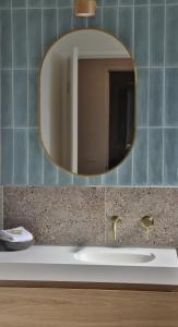 洛恩Lorne Surf Apartments的一间带水槽和镜子的浴室