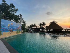 象岛Kai Bae Beach Resort Koh Chang的日落时分度假酒店的游泳池