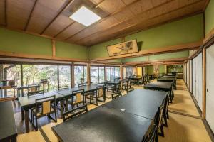 身延宿坊觉林坊日式旅馆的用餐室设有桌椅和窗户。