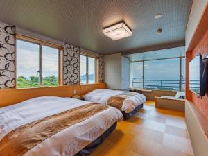 鸟羽户田家酒店的配有2张床的带窗户和电视的客房