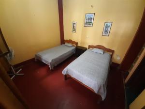 伊基托斯la casa del frances的客房内的两张床享有高空美景