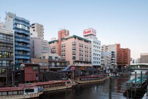 东京贝尔蒙酒店的一座有建筑的城市和一条有船的河流