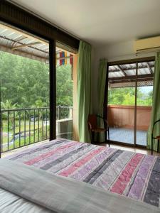 蔻立考拉桑迪之家旅馆的一间卧室设有一张床和一个阳台