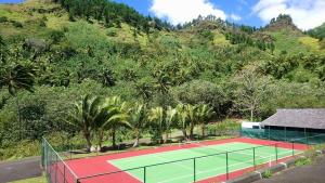 帕佩托艾Villa Rei的山前的网球场