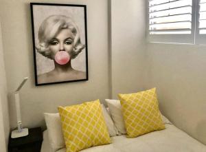 悉尼Lovely refurbished 1 bed near marina + parking的一张有粉色舌头的女人的照片