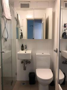 悉尼Lovely refurbished 1 bed near marina + parking的浴室配有卫生间、盥洗盆和淋浴。