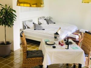 韦尔科兰Chalet Familial Capricorne的客房设有1张床、1张桌子、1张床和1张桌子及椅子。