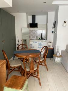拉维罗Chez-Lu Ravello的厨房里配有餐桌和椅子
