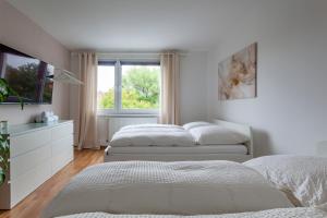 汉诺威Exclusive 2-Room-City-Apartment - Contactless Check-in的白色卧室设有两张床,配有窗户