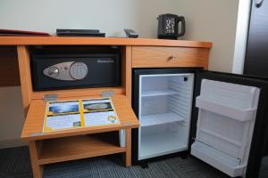 别府Morinoyu Resort的一张配有电视和小冰箱的书桌