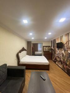 杰尔穆克HASI hotel Jermuk的客厅配有床和沙发