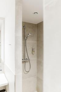 Reichenberg艾帕克科林霍尔兹酒店的浴室内配有淋浴和头顶淋浴