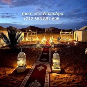 梅尔祖卡Ahlam Luxury Camp的夜晚在沙漠中举行婚礼的安排