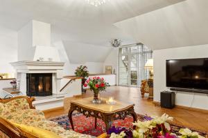 塔林Villa Muusa的带沙发、桌子和电视的客厅