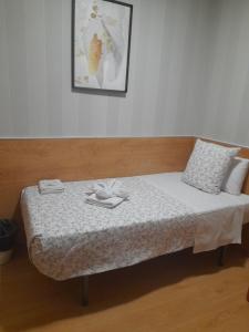 马德里Salomé的房间里的一张床位,上面有两条毛巾