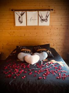EyguièresUne Pause Douceur - Suite All in Wood的两只塞满了玫瑰的动物躺在床上
