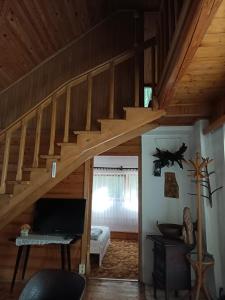 Domek w Gorcach的客厅,设有木楼梯,位于房子内