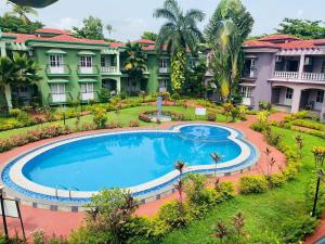 科尔瓦Beach Apartment 2,COLVA , GOA, INDIA的享有度假村游泳池的顶部景致