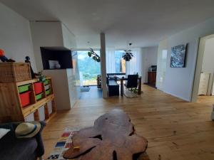 ObstaldenPanorama *的客厅铺有木地板,配有桌子