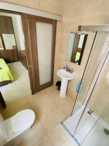 圣保罗湾城Mela Apartment 1的浴室配有卫生间、盥洗盆和淋浴。