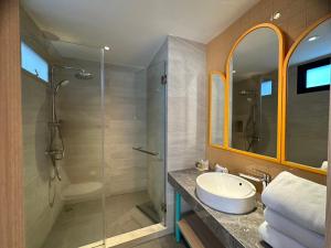 七岩Banlansuan Resort SHA Plus的一间带水槽和玻璃淋浴的浴室