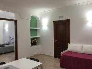 圣乔瓦尼·罗通多Villa Andalù Appartamenti的一间设有床、桌子和门的房间