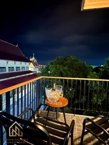 那空拍侬府นครพนม นอร์ดิกเฮ้าส์的阳台上的桌子和两杯葡萄酒