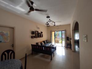 科尔瓦Beach Apartment 2,COLVA , GOA, INDIA的带沙发和吊扇的客厅