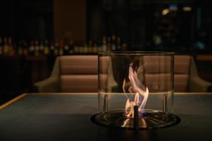 仙台Akiu Fuga的桌上的玻璃杯,里面放着火