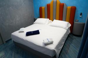 卡梅罗塔码头B&B Luca的一间卧室配有一张带色彩缤纷床头板的床