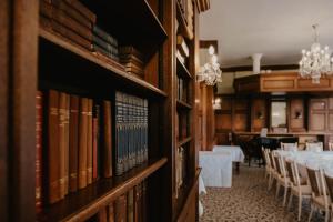 费利克斯托奥威尔酒店的一间设有桌子和一些书籍的用餐室