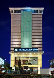 艾哈迈达巴德Hotel Suba Star Ahmedabad的一家酒店,晚上是星星大厦