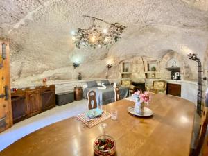 拉卡布雷拉Cueva romántica - Jacuzzi的洞穴式客房中的带桌子的用餐室