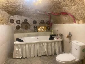 拉卡布雷拉Cueva romántica - Jacuzzi的带浴缸和卫生间的浴室。