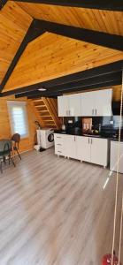 达拉曼Lake house kayacık Resort的厨房配有白色橱柜和木制天花板