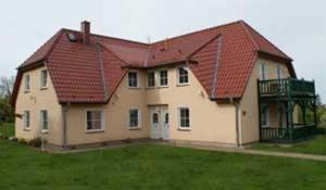 格洛韦吕根岛朗斯茨酒店的一座红色屋顶的大房子